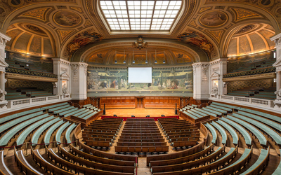 Vue panoramique du Grand Amphithéâtre de la Sorbonne en plein jour, vide.