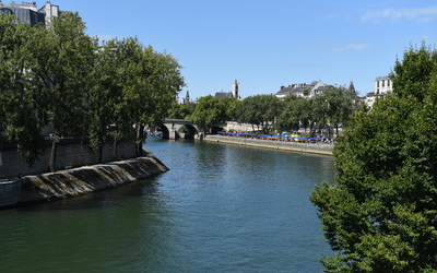 Vue sur la Seine, quai des Célestins. 