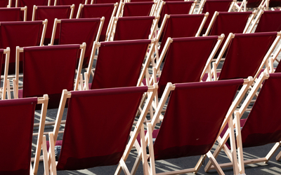 détail de chaises longues pour cinéma en plein air 