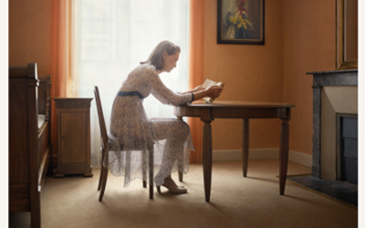 Jeune femme lisant par Florence Tusseau