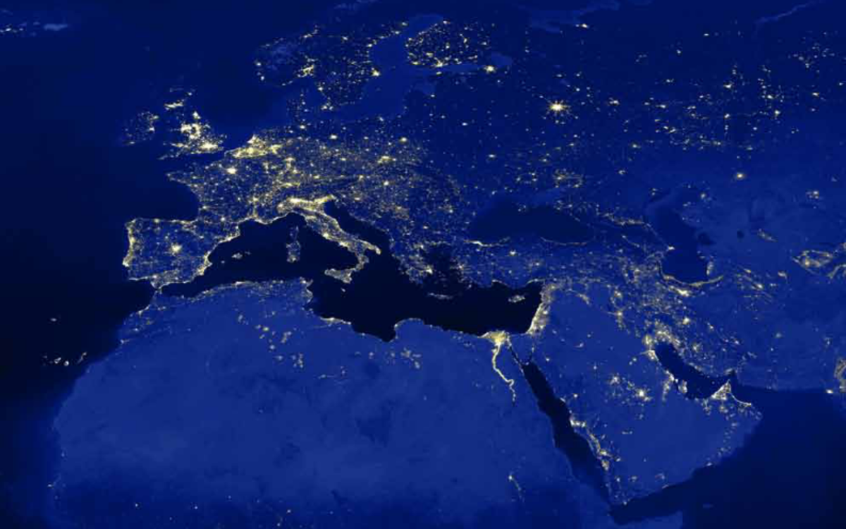 Visuel d'un ciel étoilé vu d'un satelloite de couleur bleuavec des points lumineux