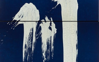 Oeuvre représentant des projections de peintures blanches surun fond bleu