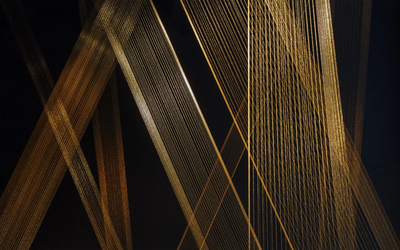 Sur un fond noir, des fils d'or tissés