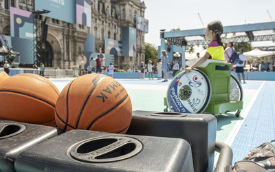 Photo de jeunes jouant au basket-fauteuil.