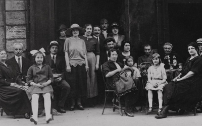 Vieille photographie en noir et blanc représentant des Parisiens de tout âge en train de prendre la pose