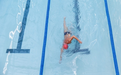 Photo d'un nageur dans la piscine Pontoise.