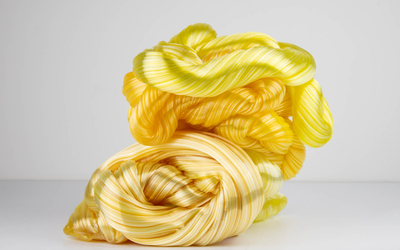 Sculpture en verre torsadé dans différentes nuances de jaune