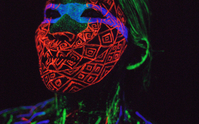 Sur fond noir, les traits fluo d'un visage autochtone