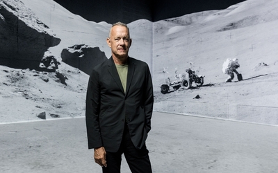 Destination Lune : un voyage immersif avec Tom Hanks à l'Atelier des Lumières