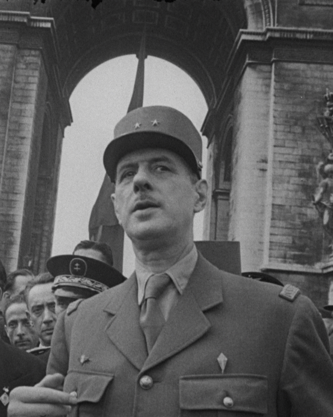 Charles de Gaulle défilant à l'Arc de Triomphe, le 26 août 1944