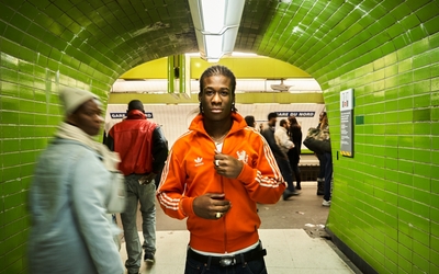 Un jeune homme dans le métro