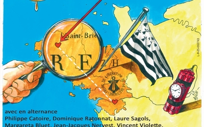 Affiche de la pièce Chez Raymonde représentant la carte de la Bretagne vue à travers une loupe avec un drapeau breton planté sur un petit village fictif nommé Plouzermec