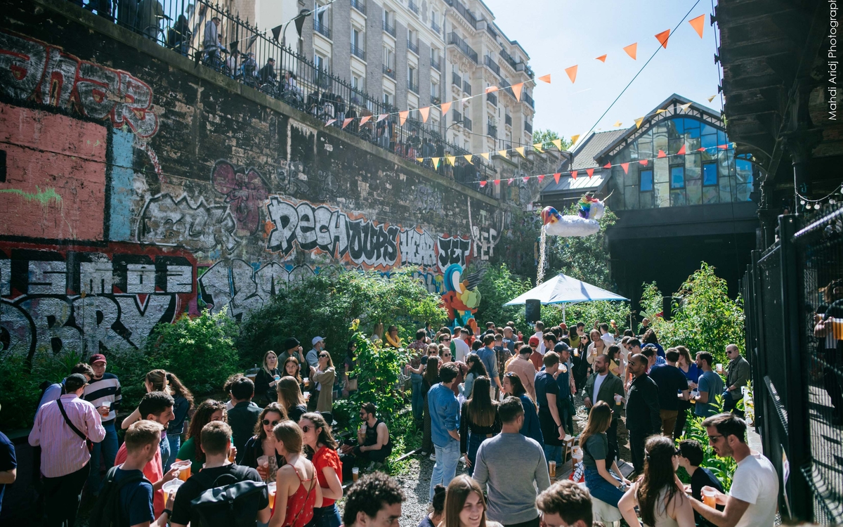 Le Hasard Ludique rempli de monde en train de boire et de chiller 