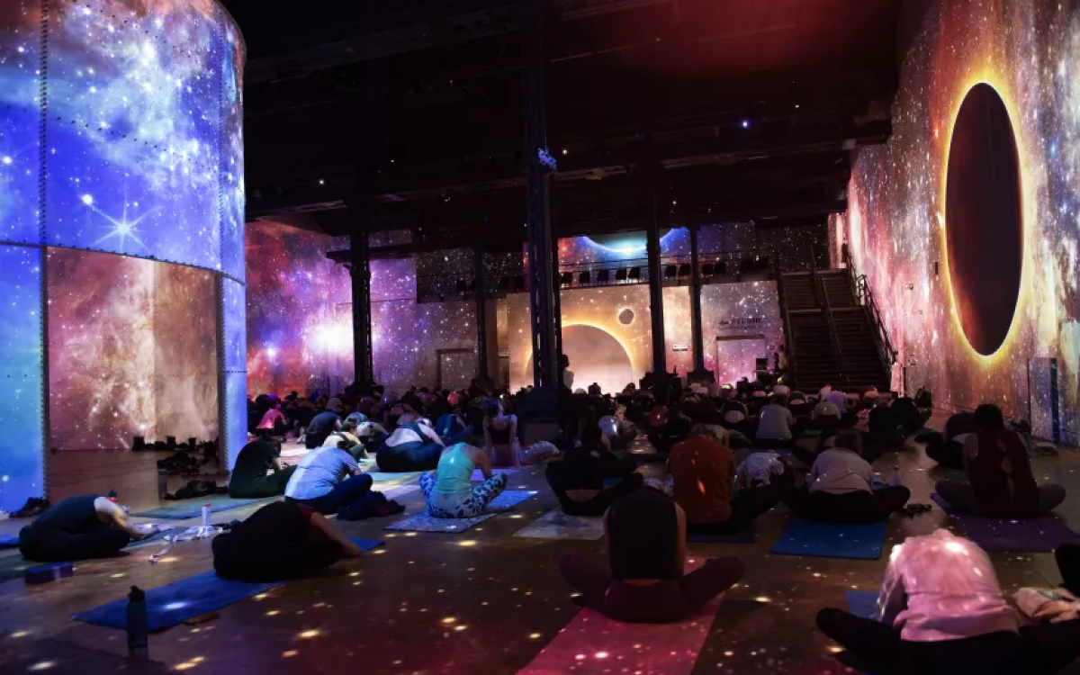 Yoga immersif géant à l'Atelier des Lumières dans le 11ème. 