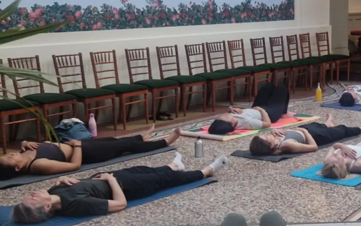 Des femmes allongées sur un tapis de yoga dans le jardin d'hiver du musée Jean-Jacques Henner