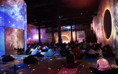 Yoga immersif géant à l'Atelier des Lumières dans le 11ème. 