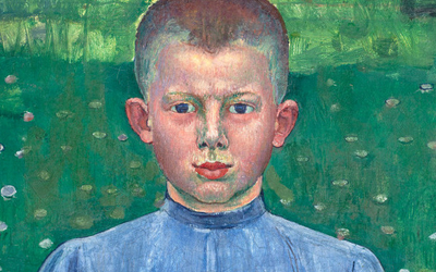 Portrait d'un jeune garçon devant un fond verdoyant