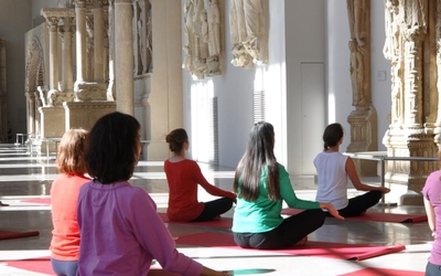 séance de yoga dans les allées de la cité de l'architecture et du patrimoine