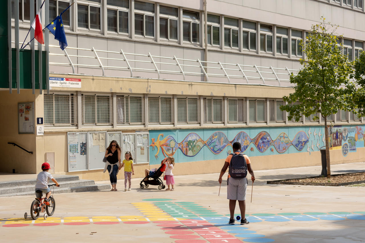 Des enfants jouent en toute tranquillité dans une rue piétonne