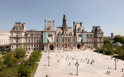Vue sur la façade de l'Hôtel de Ville avec la fresque Obey et la foret urbaine  sur les côtés..