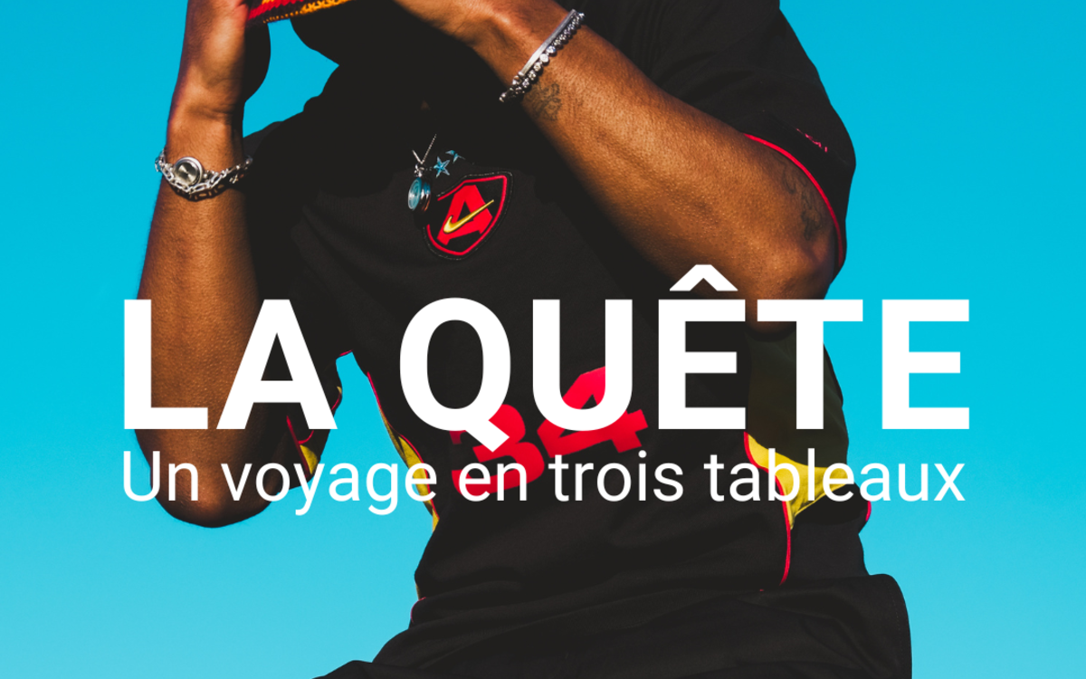 Affiche colorée pour l’exposition photo La Quête – Un voyage en trois tableaux. On y voit une personne portant un bonnet multicolore et plusieurs bagues, posant les mains sur son visage devant un ciel bleu vif. Le titre “LA QUÊTE” apparaît en grandes lettres blanches au centre, accompagné du sous-titre “Un voyage en trois tableaux”. En bas de l’affiche sont indiquées les dates : 25, 26 et 27 septembre 2025, ainsi que l’adresse : 30 rue des Envierges.