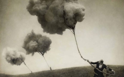 un homme tient au lasso un nuage qu'il tire et blanc