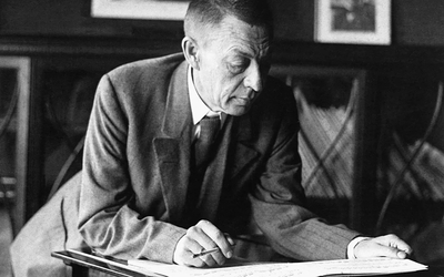 Sergueï Rachmaninov avec cigarette devant une partition