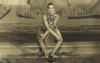 Joséphine Baker dansant le charleston aux Folies Bergère à Paris lors de la Revue nègre en 1926