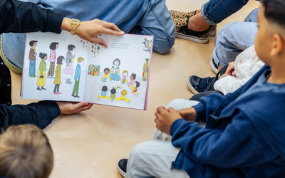 Lecture d'un album pour enfant 