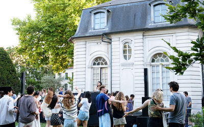 image de la première édition de Jeux Interdits au Jardin Debrousse : un concert en extérieur devant le Pavillon de l'Ermitage