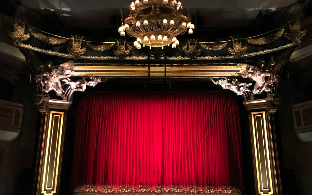 Théâtre - Rideau rouge - scène