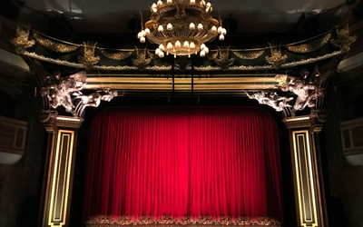 Théâtre - Rideau rouge - scène
