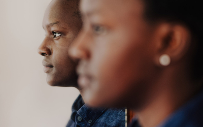 Deux personnes de profil de couleurs de peau noire