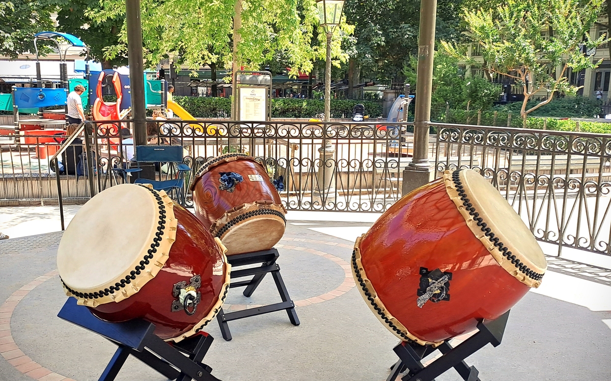 Concert de taiko, tambours japonais donné par la compagnie Omamori Taiko pour les Kiosques en fête