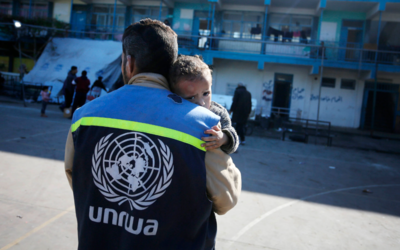Un enfant porté par un membre de l'UNRWA