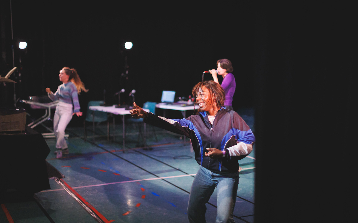 Trois femmes sur une scène de théâtre 