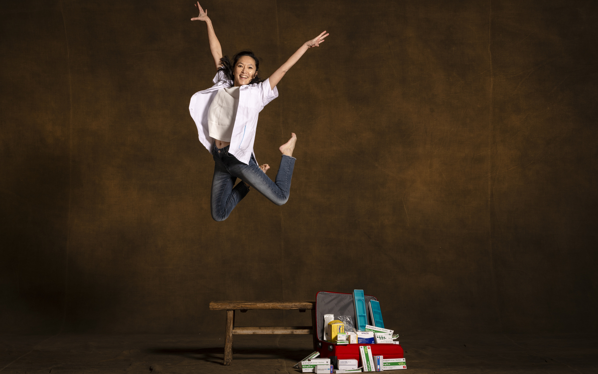 Une soignante saute avec sa trousse de secours