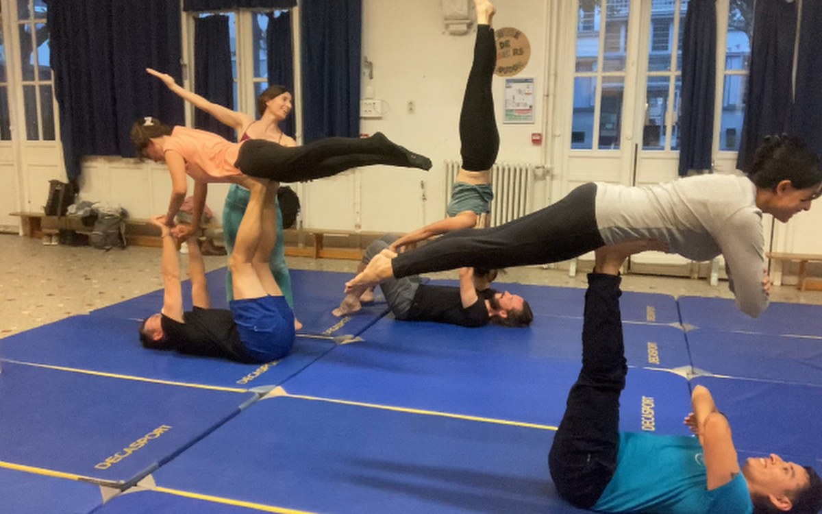 un cours d'acroyoga pour débutants