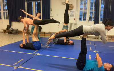 un cours d'acroyoga pour débutants