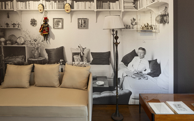 Simone de Beauvoir photographiée dans son appartement, une oeuvre de Giacometti devant elle