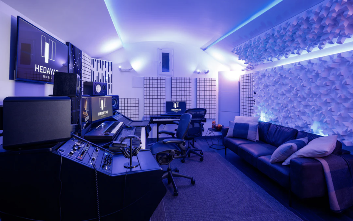 Vue intérieure d’un studio d’enregistrement professionnel Hedayat Music à Paris, avec cabines modernes, éclairages LED et matériel haut de gamme pour artistes et musiciens.