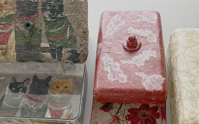 Photographie de boîtes décorées réalisées lors de l'atelier créatif.