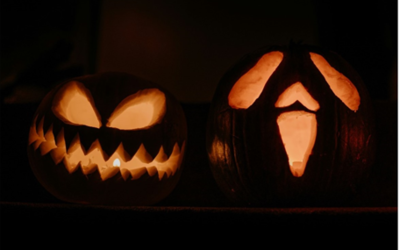 2 citrouilles d'Halloween illuminées dans la nuit