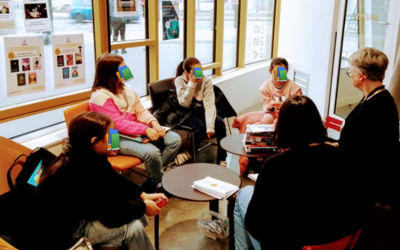 Un groupe échange autour d'une table pleine de libre