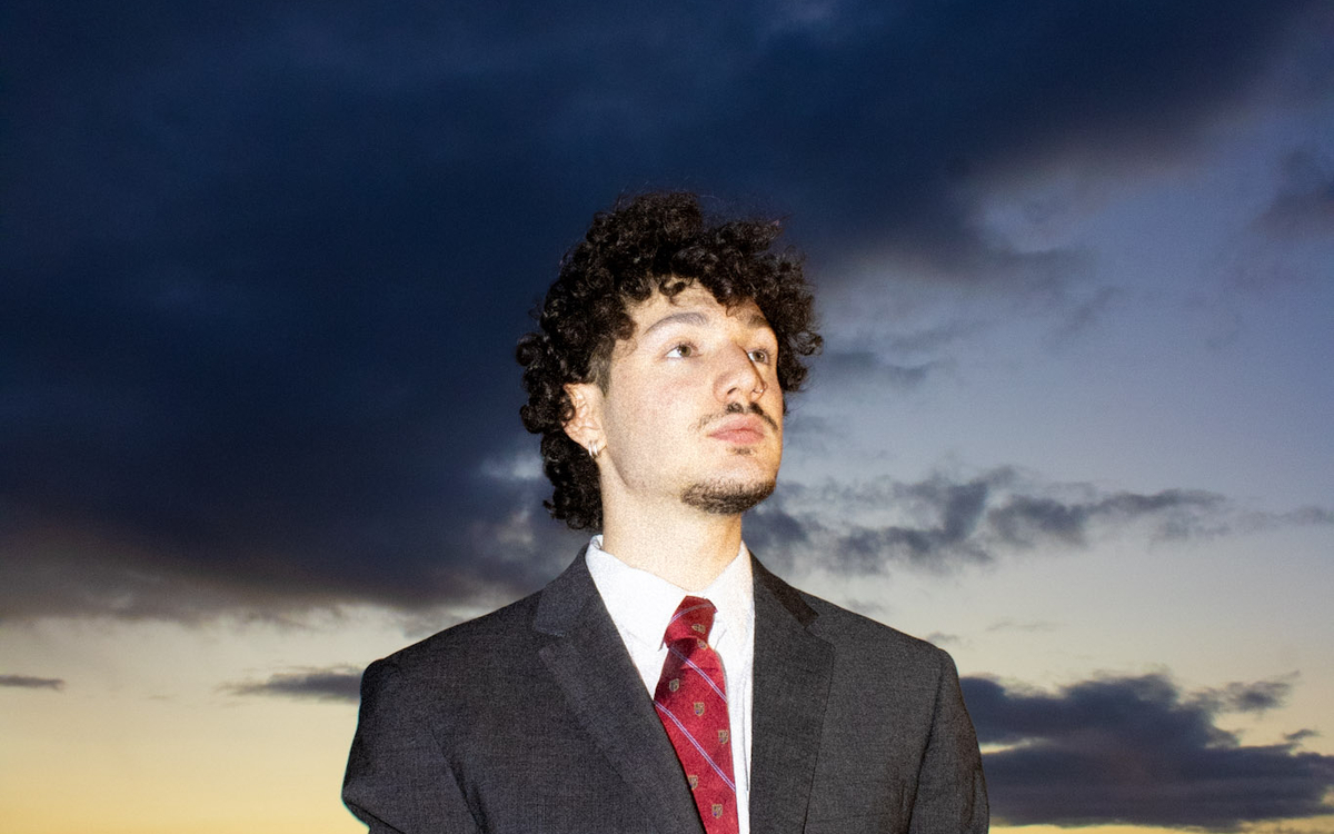 L'artiste Kissed devant un ciel nuageux pris en contre-plongée