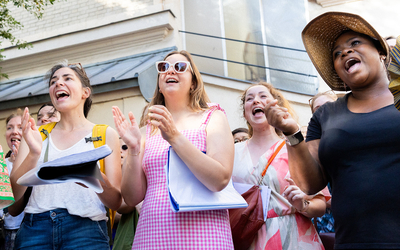 Des choristes qui chantent pendant la fête de la musique