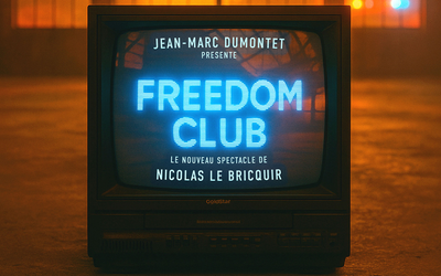 Un téléviseur avec le texte "Freedom Club" devant un fond orangé