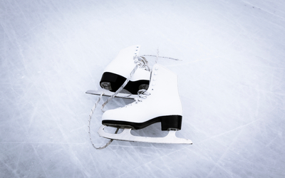 Paire de patins à glace blanche.