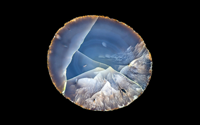 Sur fond noire, une pierre précieuse photographiée en gros plan