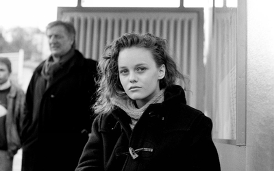 Photo en noir et blanc de Vanessa Paradis sur le tournage de « Noce blanche » en 1989 